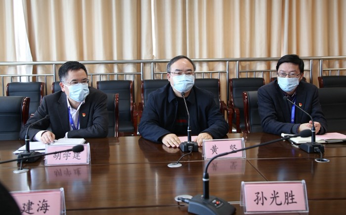 黃堅副校長專程來院為醫(yī)療隊員送行_副本.jpg