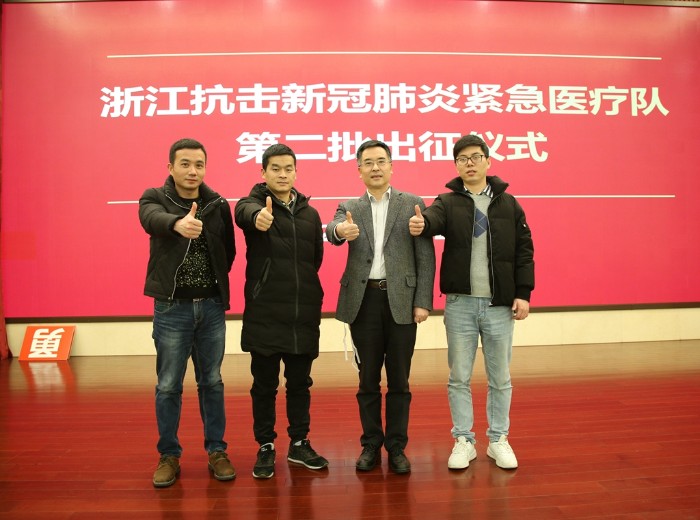 胡學建書記專程陪同醫(yī)療隊員赴杭州登機_副本.jpg