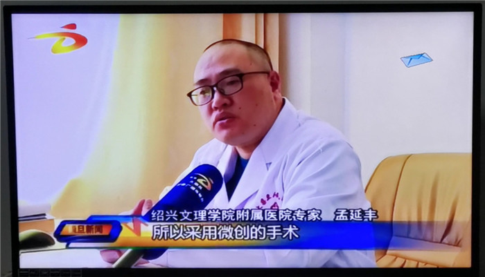 成功救治從500公里外茫崖市轉(zhuǎn)來的多發(fā)骨折病人，孟延豐接受柴旦電視臺采訪。.jpg