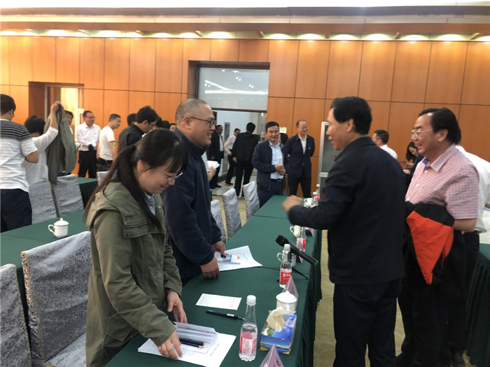 紹興市——大柴旦對口支援工作座談會后，馬書記和海西州州長、州副書記孟海再次和我院兩位援青醫(yī)生親切交談。.jpg